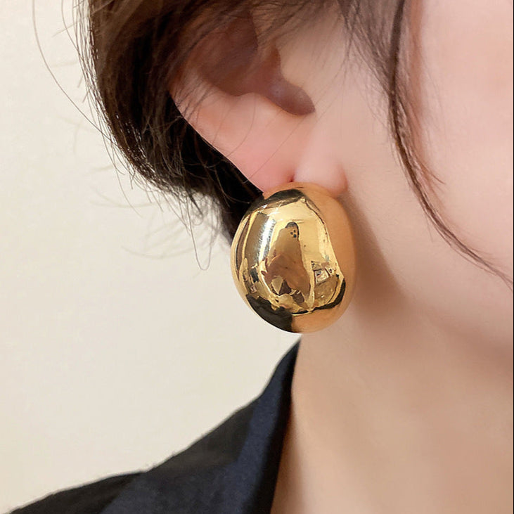 Glossy Gold Ear Cuff – Bold Minimalist Design