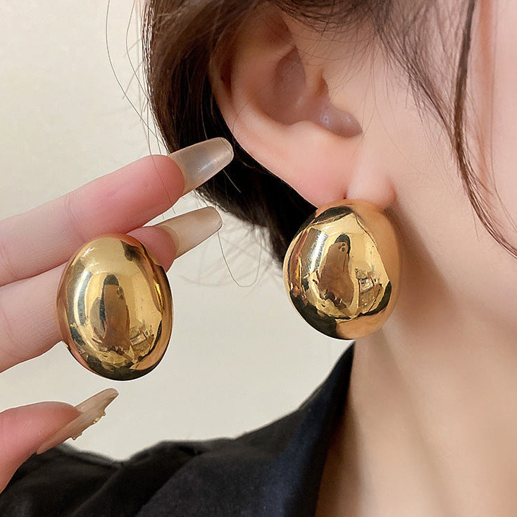 Glossy Gold Ear Cuff – Bold Minimalist Design
