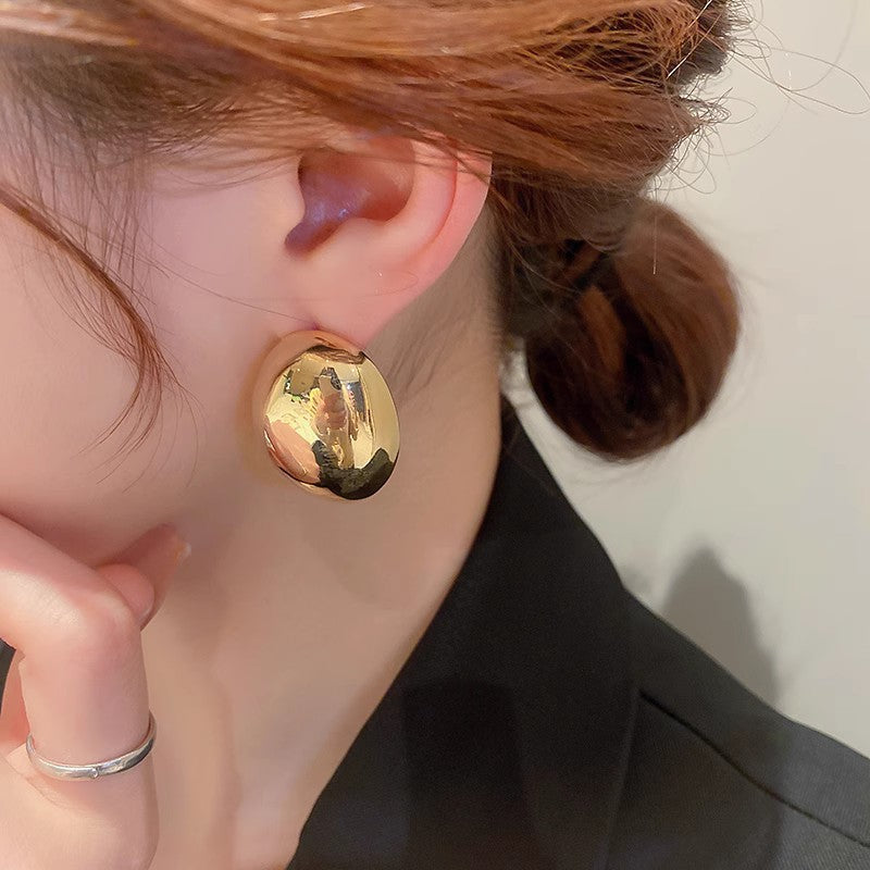 Glossy Gold Ear Cuff – Bold Minimalist Design