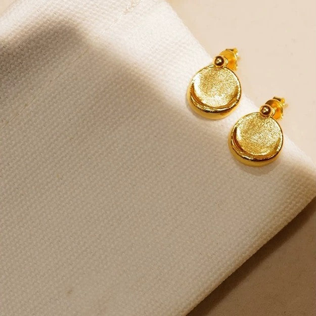 Golden Glow Round Earrings – Classic Light Luxury Design