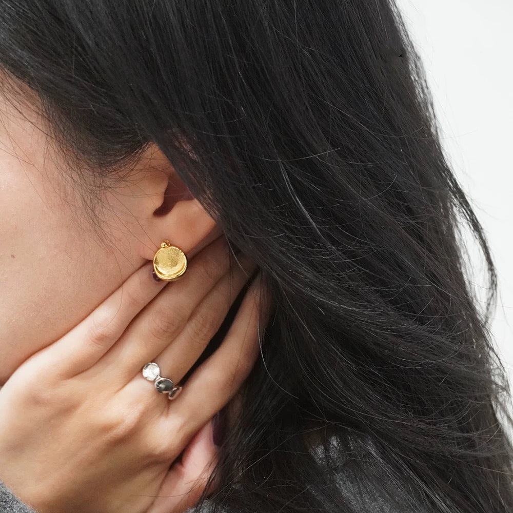 Golden Glow Round Earrings – Classic Light Luxury Design