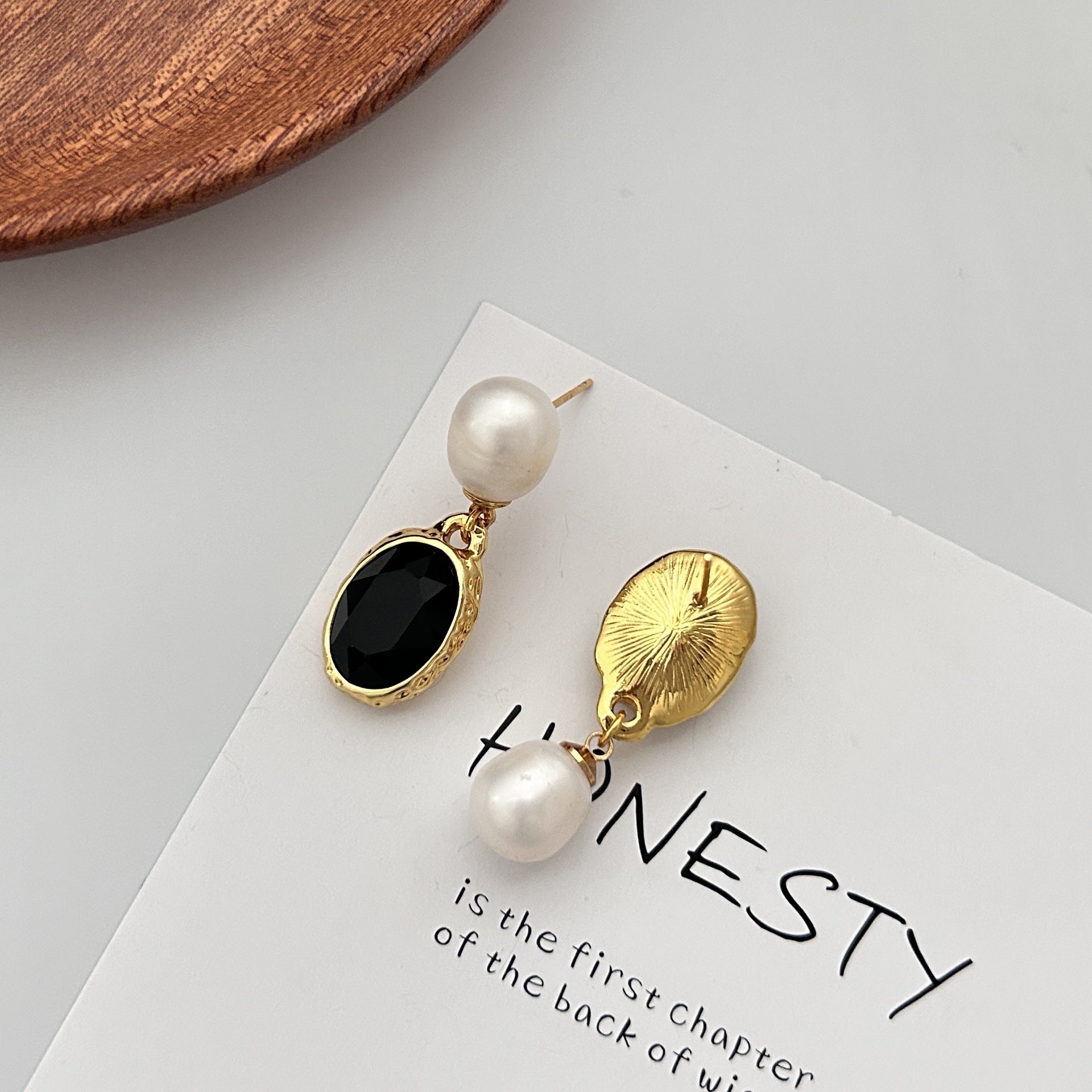 Elegant Pearl Drops – Retro Asymmetric Earrings