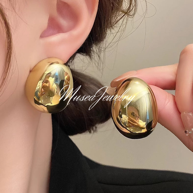 Glossy Gold Ear Cuff – Bold Minimalist Design