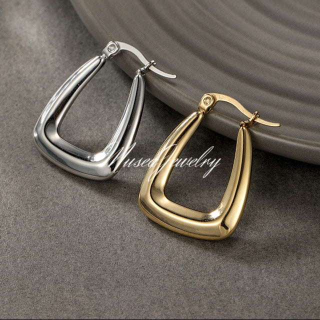 Sculpted Elegance: Niche Geometric Earrings