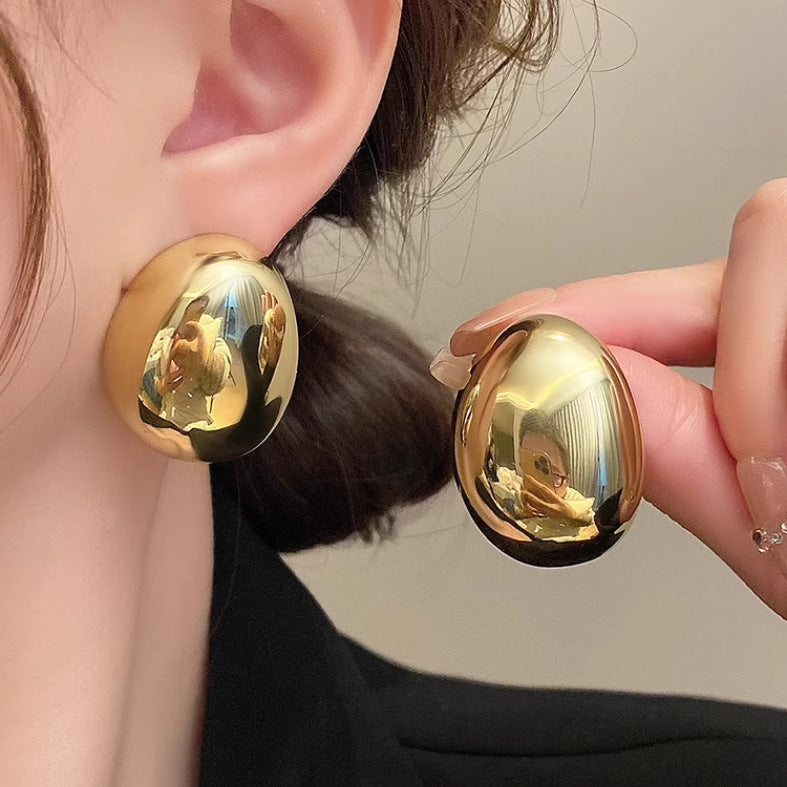 Glossy Gold Ear Cuff – Bold Minimalist Design