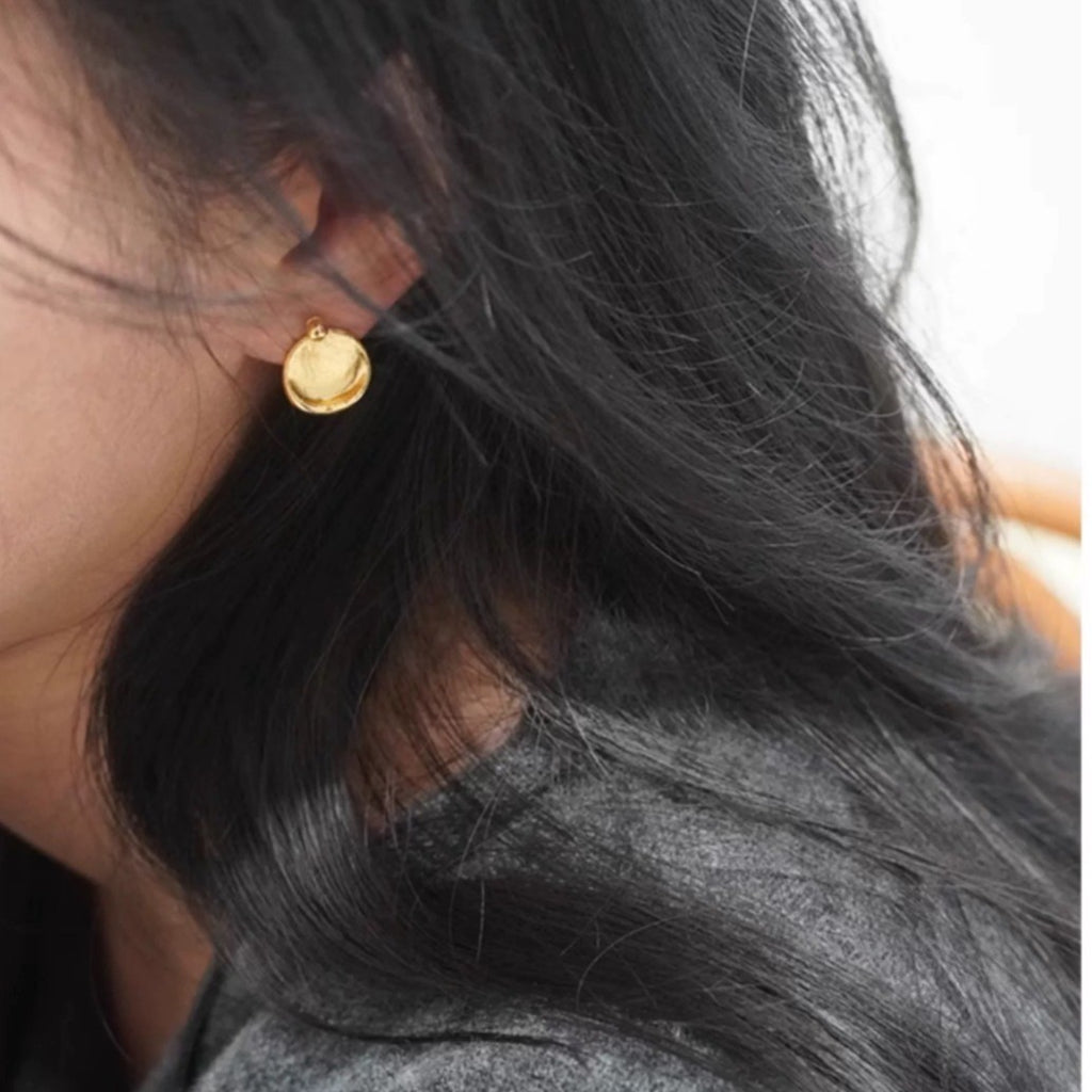 Golden Glow Round Earrings – Classic Light Luxury Design