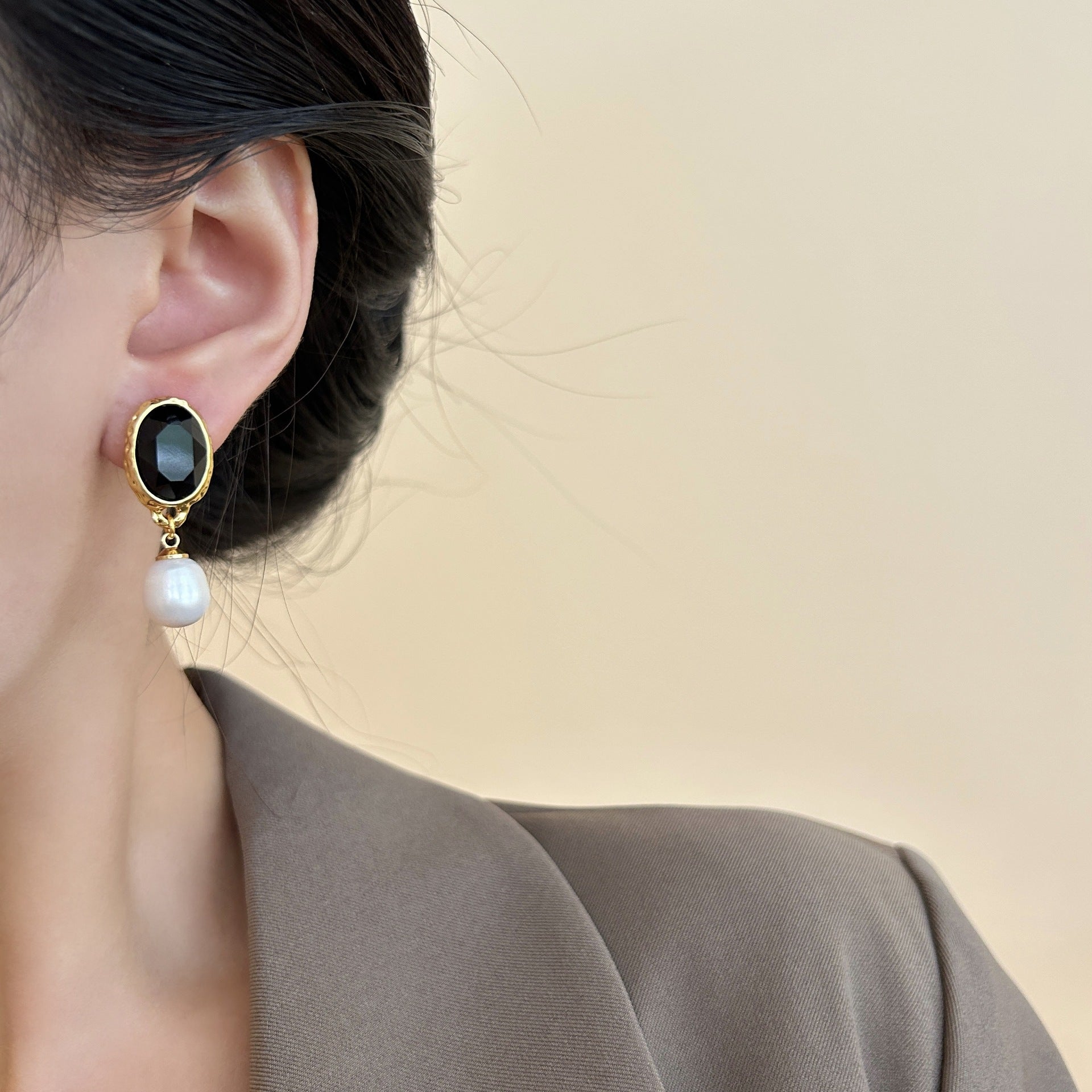 Elegant Pearl Drops – Retro Asymmetric Earrings