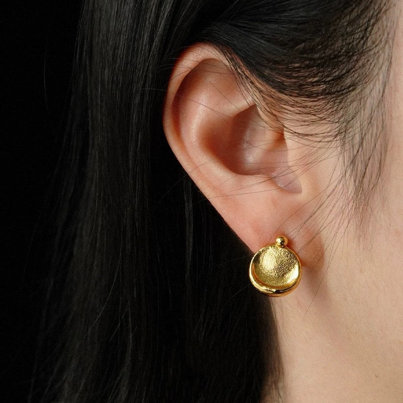 Golden Glow Round Earrings – Classic Light Luxury Design